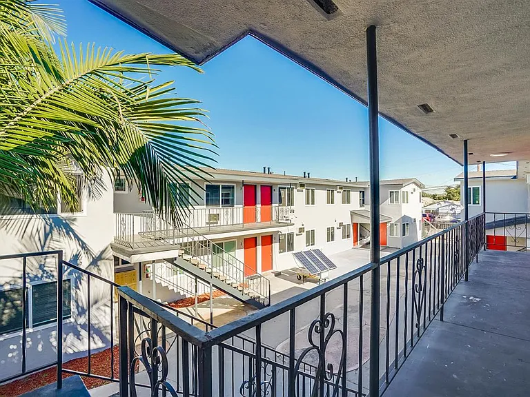 900 Alamitos Ave — Photo 43