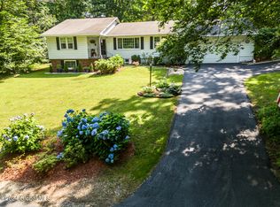 29 Cedarwood Dr, Queensbury, NY 12804