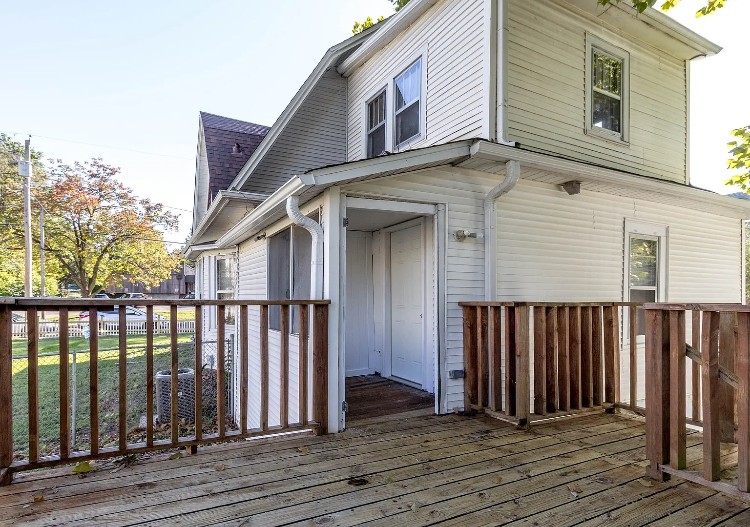 1405 Windsor — Photo 3