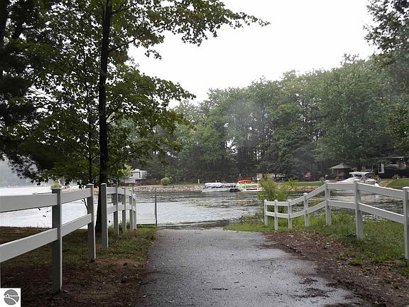 5th image of 1197 Lynn Ln