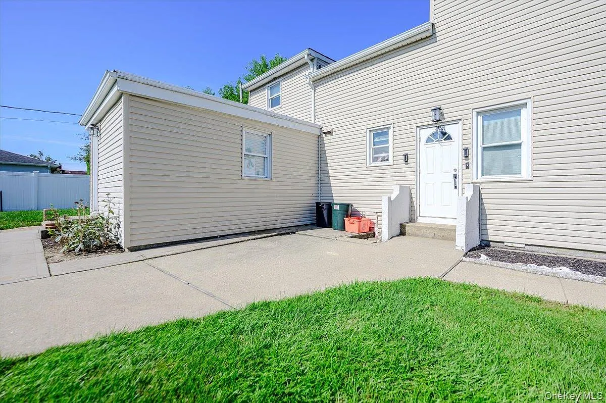 3 bed, 1.0 bath, 2321 sqft, $2,750 — Photo 1