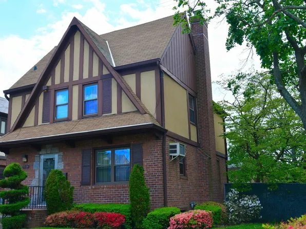 75-04 180th St, Fresh Meadows, NY 11366