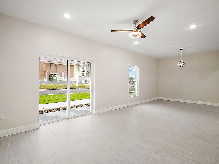 201 N Dewey St #202 — Photo 35