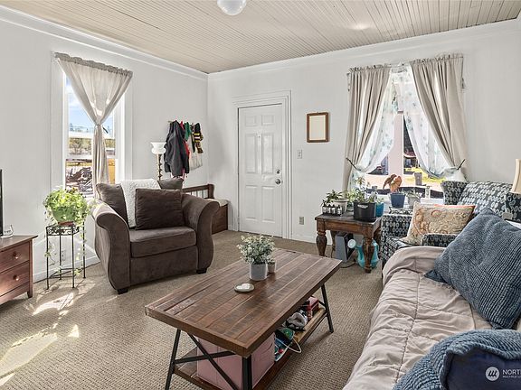 Living Room.>