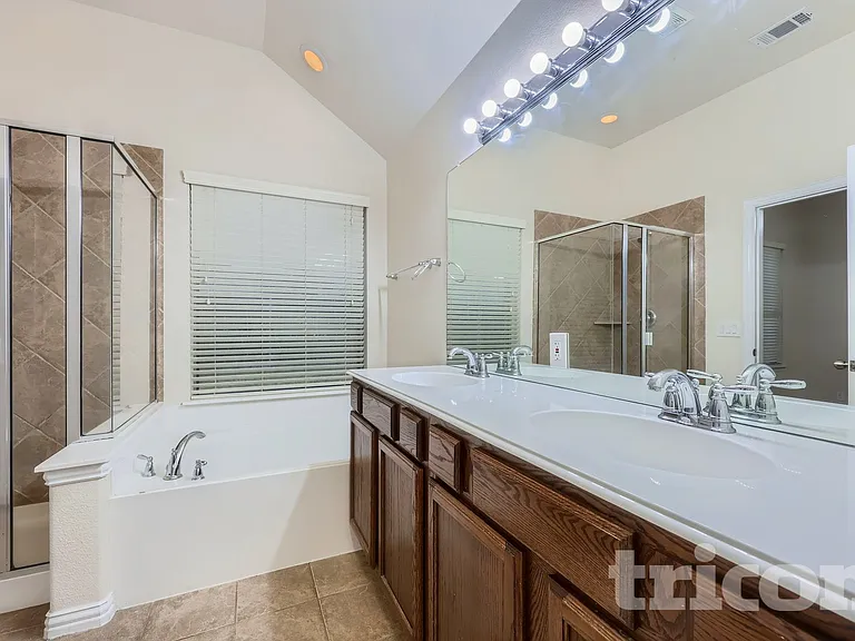 2927 Albares — Photo 4