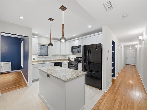 2nd image of 4014 N Clarendon Ave #4S
