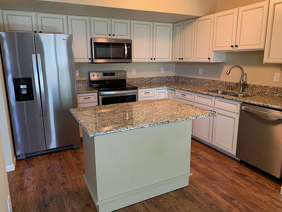 Beautiful Kitchen with Granite counter tops and Island