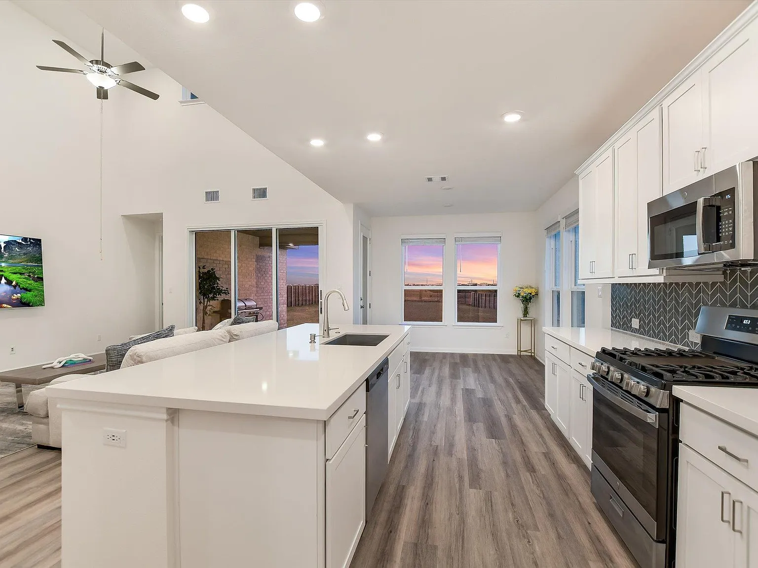 4 bed, 3.5 bath, 2696 sqft, $3,200 — Photo 4