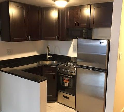 3rd image of 30 W 83rd St #1F