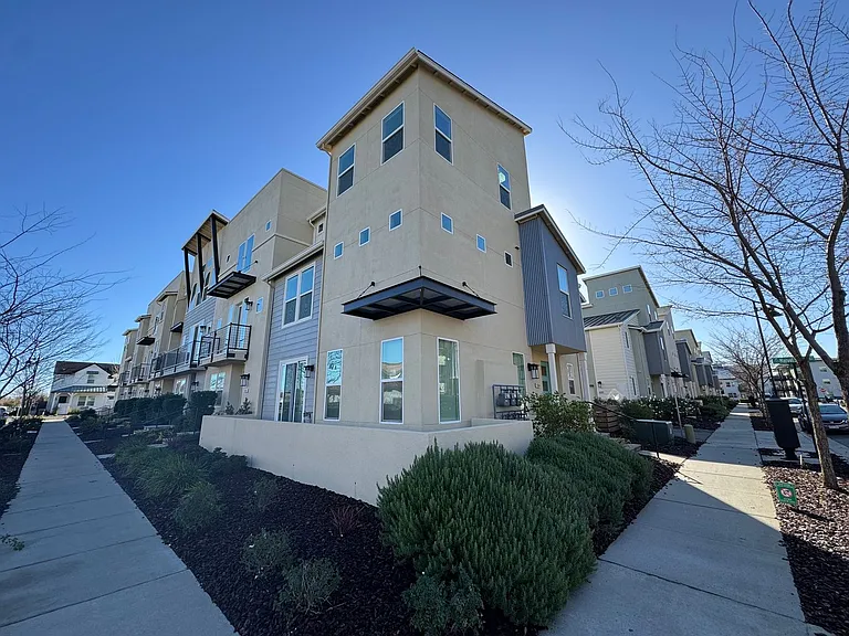 1684 Spring St — Photo 1