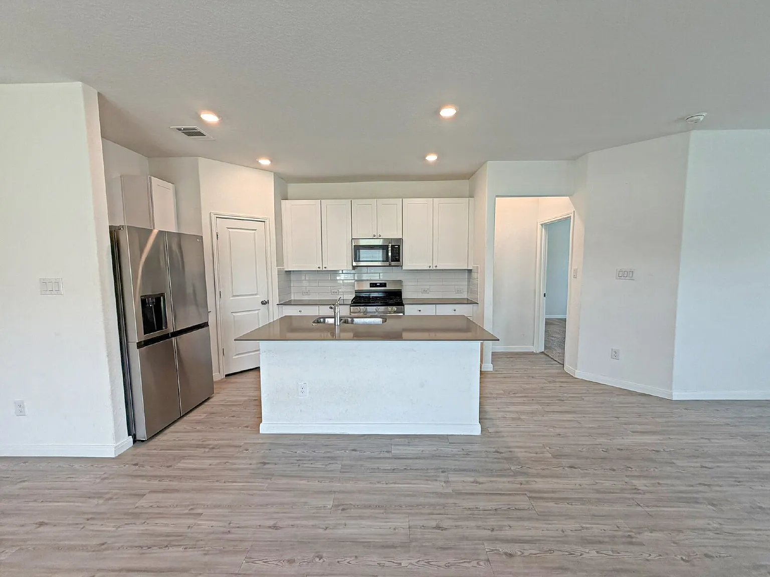 3 bed, 2.0 bath, 1914 sqft, $1,800 — Photo 1