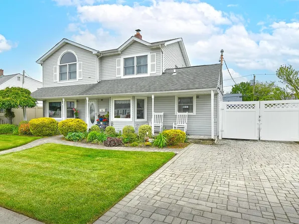 29 Andrew Lane, Levittown, NY 11756