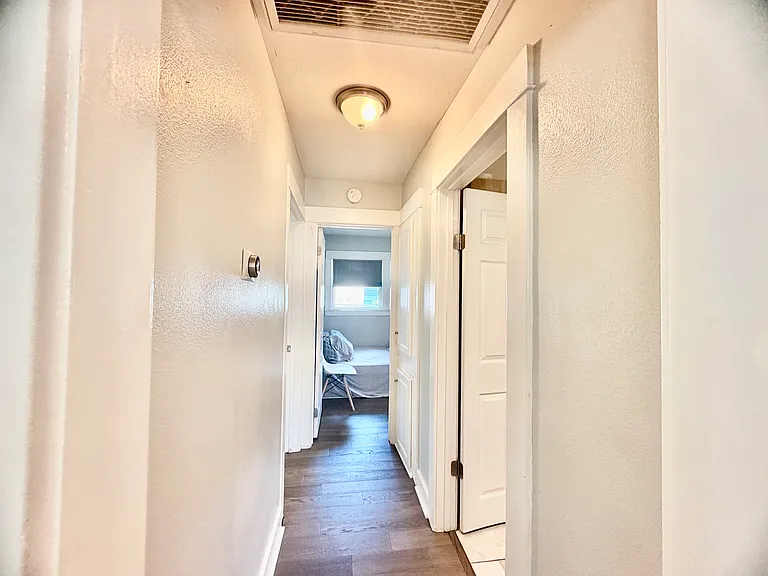 736 E East St — Photo 2