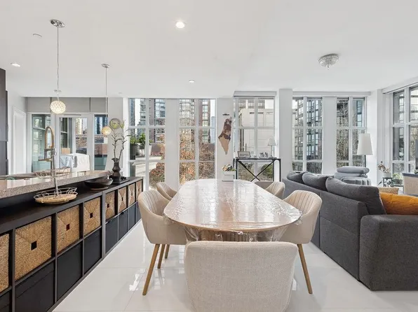 1102 Hornby St #402, Vancouver, BC V6Z 1V8
