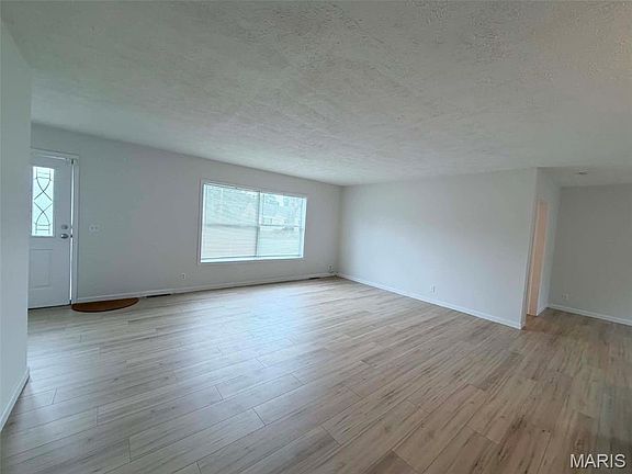 4th image of 222 Judith Ln