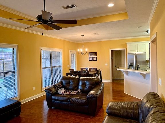 3rd image of 100 Ashwood Pl