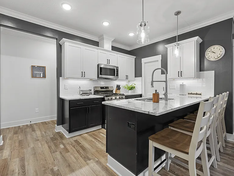 127 E 8th Ave — Photo 2