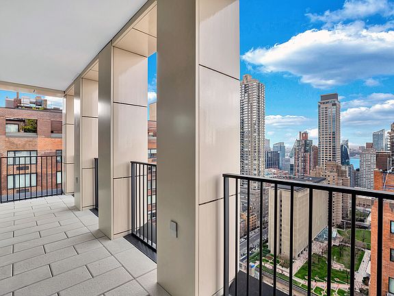 4th image of 15 W 61st St #D27