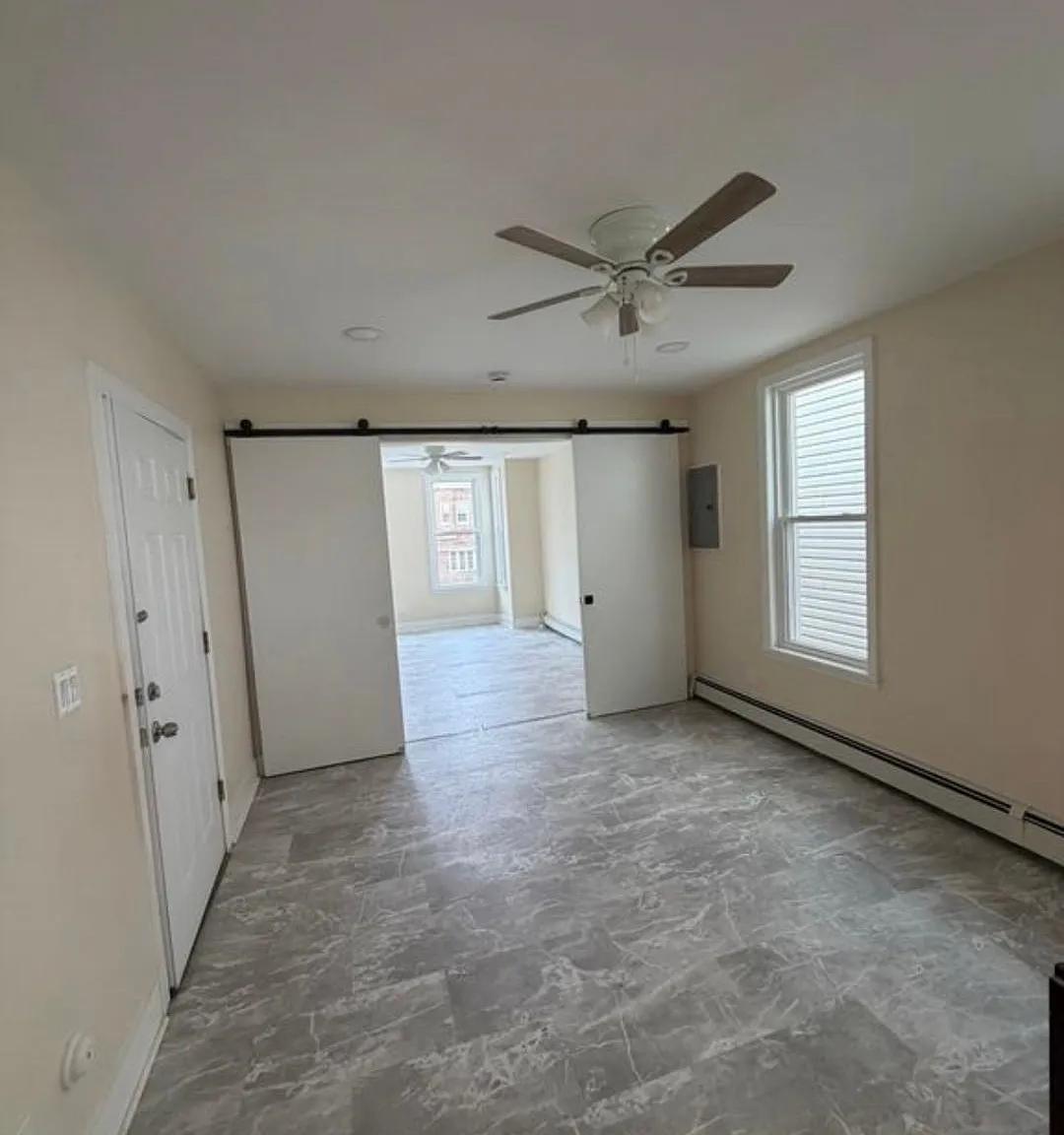 2 bed, 1.0 bath, 890 sqft, $2,400 — Photo 4