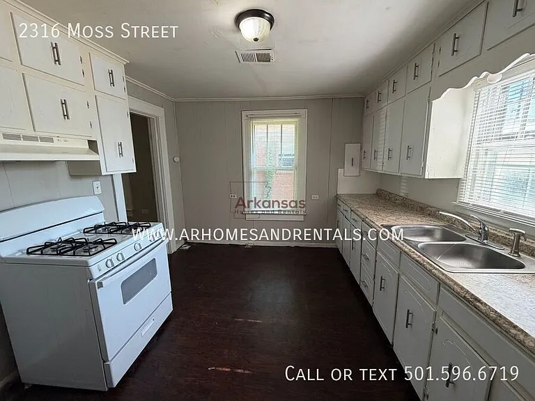 2316 Moss St — Photo 5