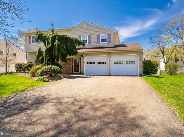 50 Oakey Dr, Kendall Park, NJ 08824