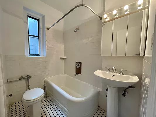3rd image of 2 Pinehurst Ave APT 2A