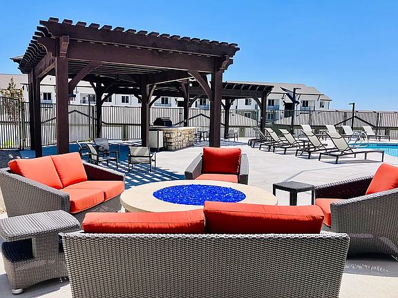 Clubhouse - Pool Firepit