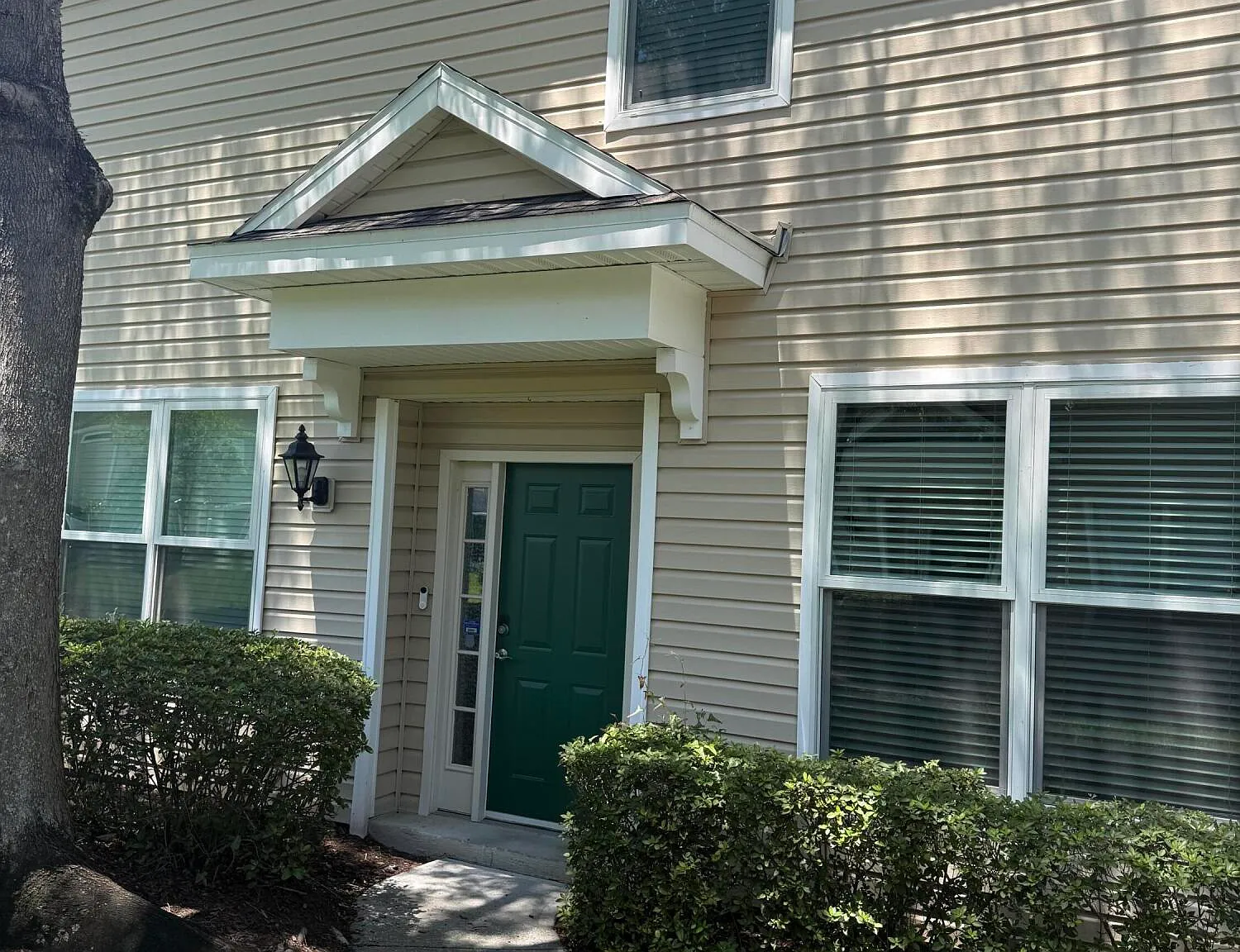 3 bed, 2.5 bath, 1659 sqft, $2,400 — Photo 2