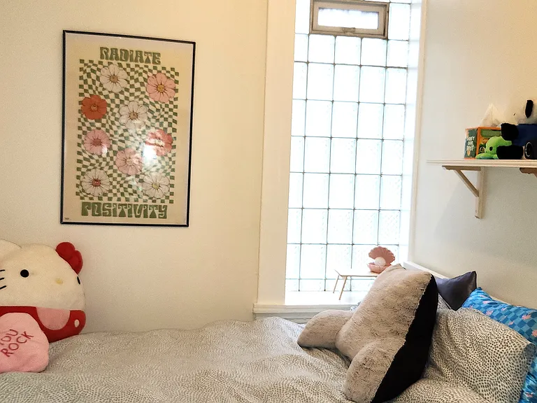 Larger bedroom (queen bed)