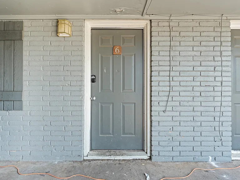 500 E Craven Ave — Photo 9