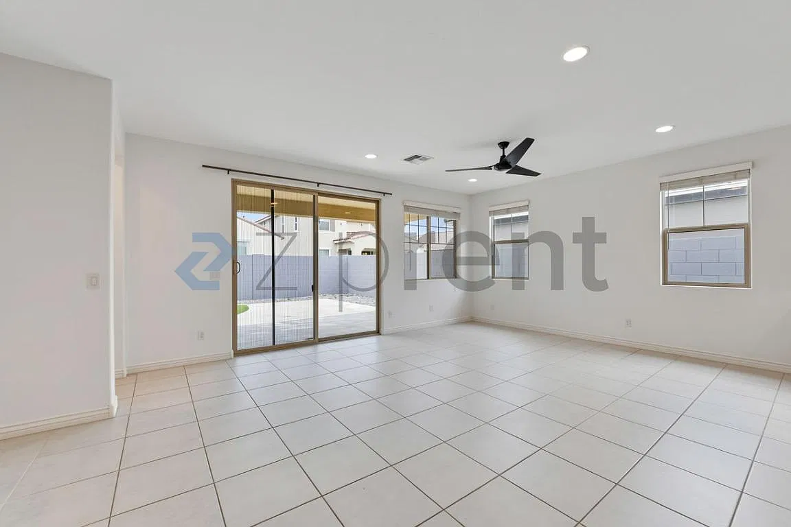 4 bed, 2200 sqft, $2,600 — Photo 2
