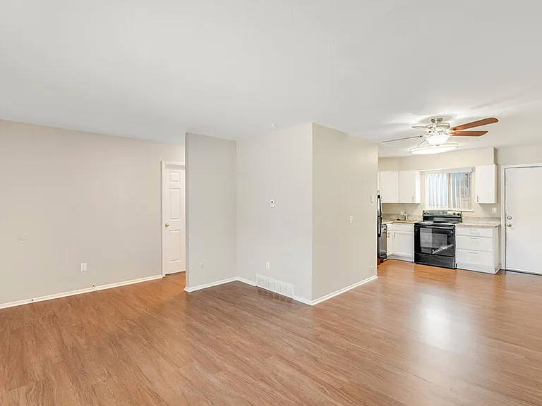 Bella Vista Apartments — Photo 14