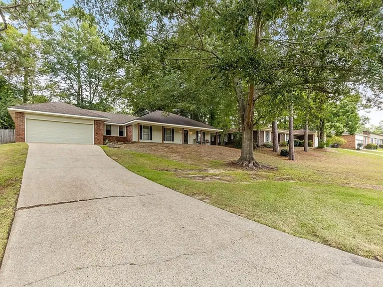 62 Sharmont Dr — Photo 3