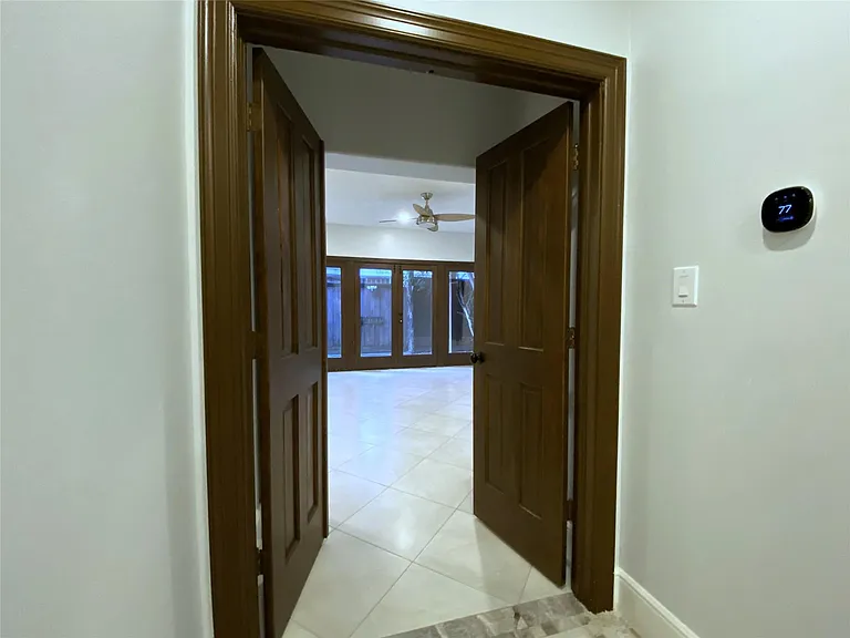 1012 Crocker St — Photo 4