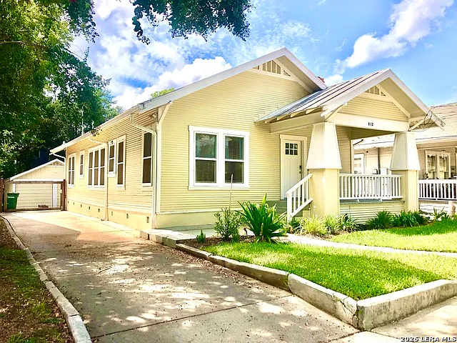 412 E Myrtle St — Photo 2