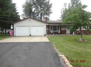 4 Holly Ct, Taylorville, IL 62568
