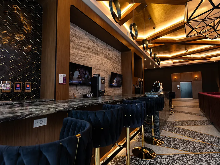 Mckenzie | Expansive bar area