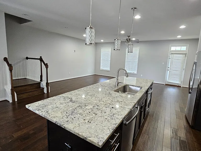 Oversize kitchen island, dishwasher, Microwave
