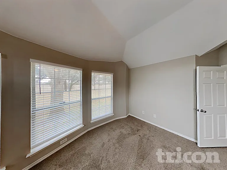 1013 Kingsley Dr — Photo 12