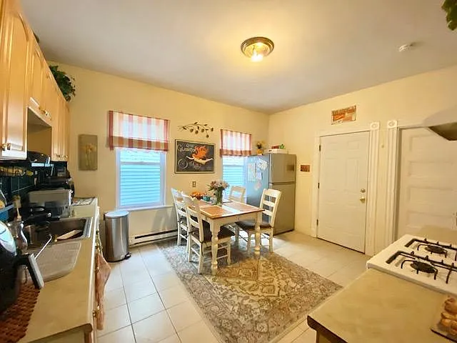 4 bed, 9999 sqft, $4,800 — Photo 2
