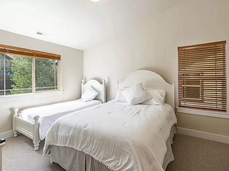 5640 Kodiak Way — Photo 24