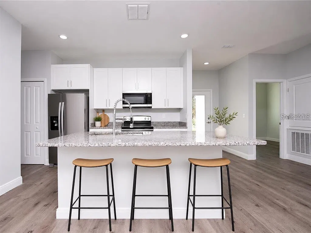 3 bed, 2.0 bath, 1270 sqft, $2,197 — Photo 3