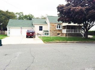25 Berry St, Lindenhurst, NY 11757