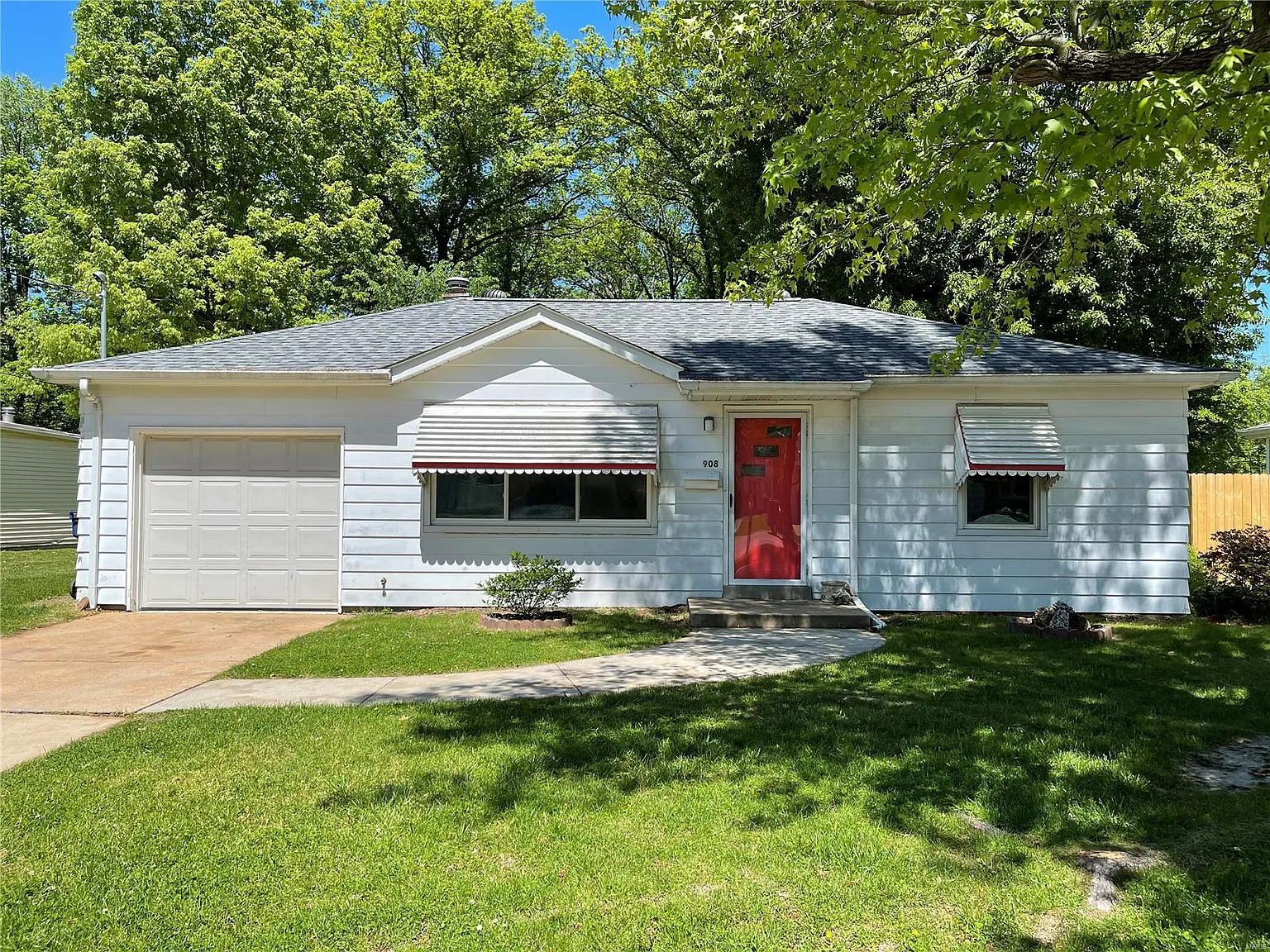 908 Terrace Dr photo 1