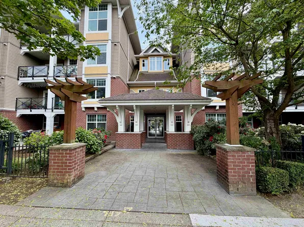 17712 57a Ave #102, Surrey, BC V3S 1J1