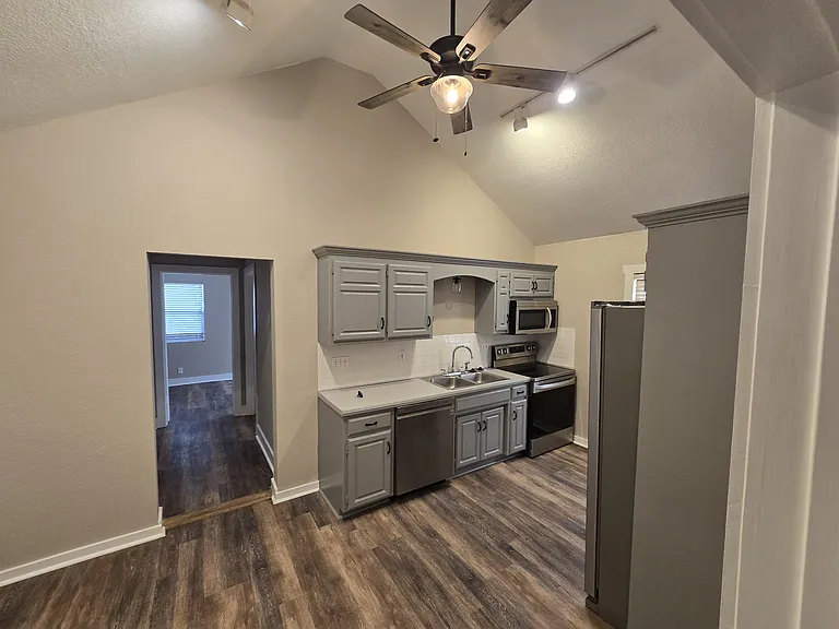 929 E Blue Ridge Blvd — Photo 16