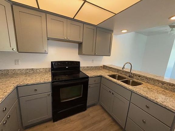 5th image of 2951 Sir Hamilton Cir