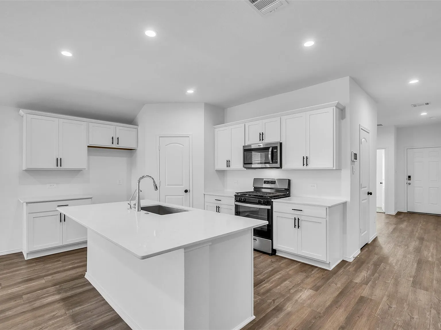 4 bed, 3.0 bath, 1988 sqft, $2,800 — Photo 3