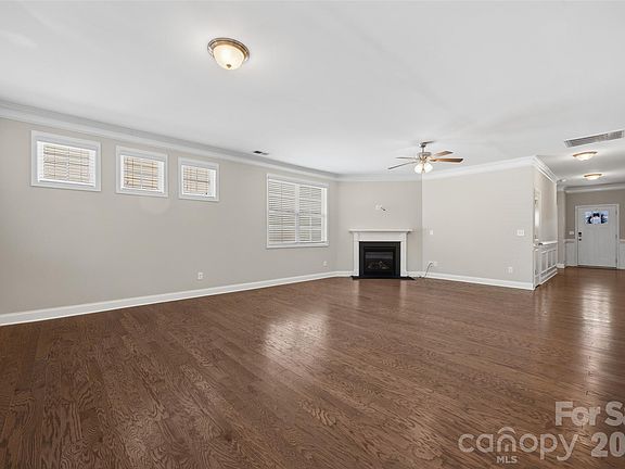 3rd image of 269 Robinwood Ln