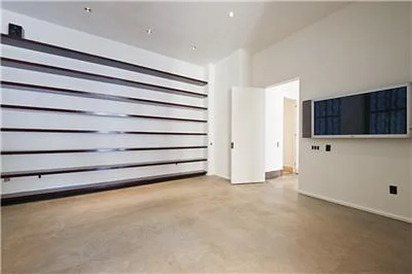 Rented by Isaacs Ganz Real Estate | media 7